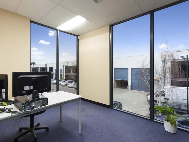 Click to view all images 6/15 Howleys Road Notting Hill VIC 3168 - Image 3