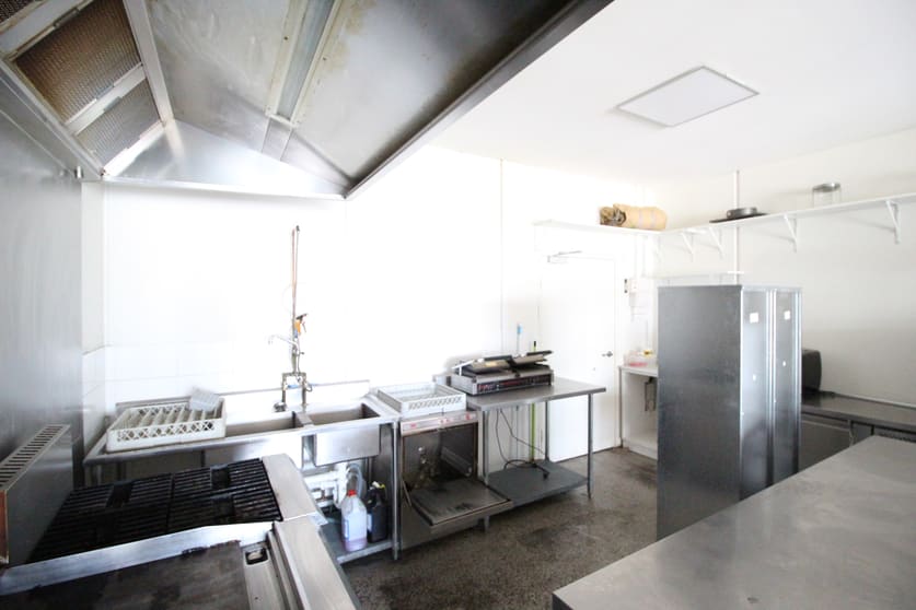 Click to view all images 1/209 Mornington Tyabb Road Mornington VIC 3931 - Image 3