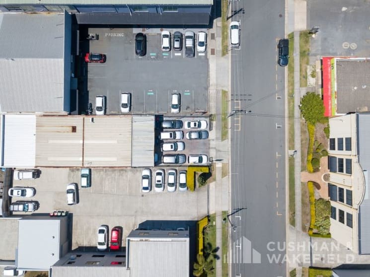 Click to view all images 7 Windmill Street Southport QLD 4215 - Image 2