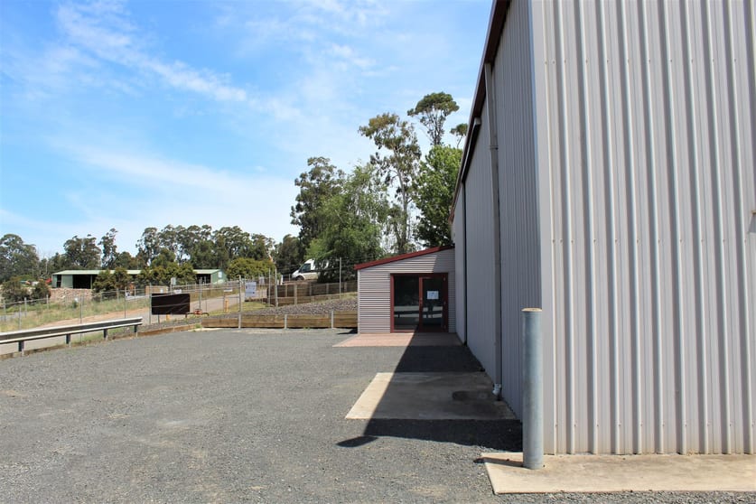 Click to view all images 1/64 Weerong Road Drouin VIC 3818 - Image 2