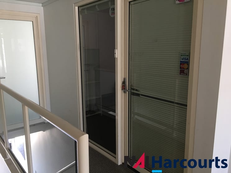 Click to view all images 42 Thomas Drive Chevron Island QLD 4217 - Image 3
