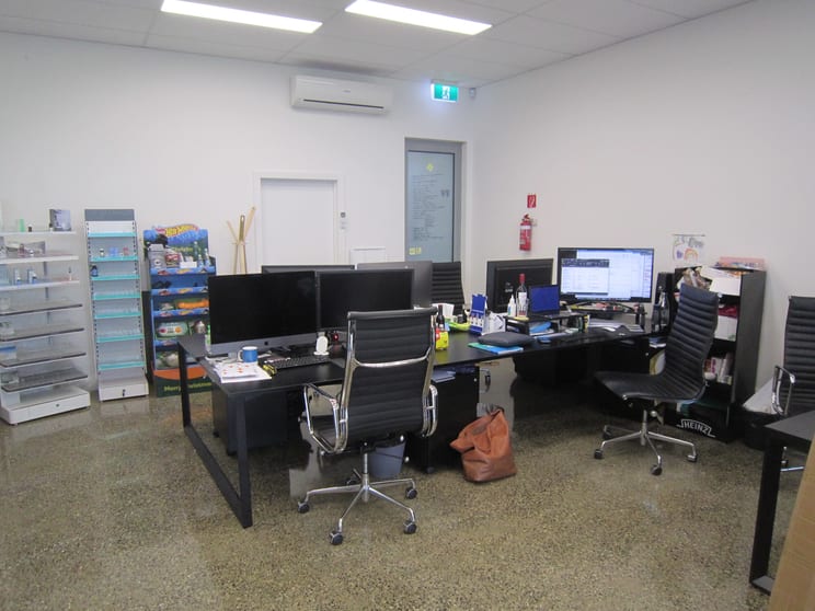 Click to view all images 43 Clunies Ross Crescent Mulgrave VIC 3170 - Image 3