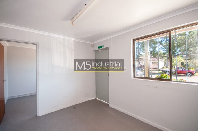Click to view all images 1/20 Woodfield Boulevard Caringbah NSW 2229 - Image 3
