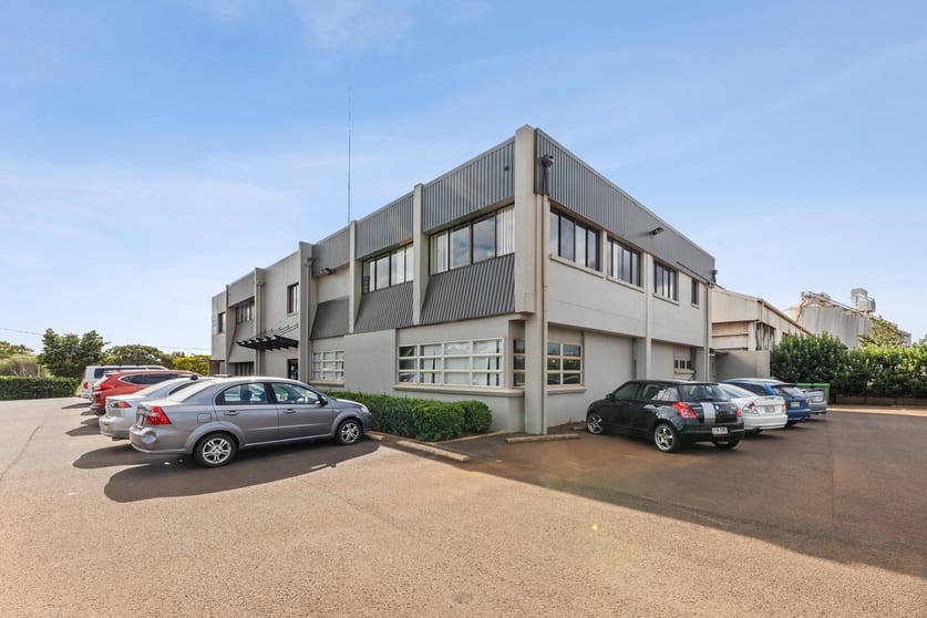 Click to view all images 1/218 Anzac Avenue Harristown QLD 4350 - Image 3