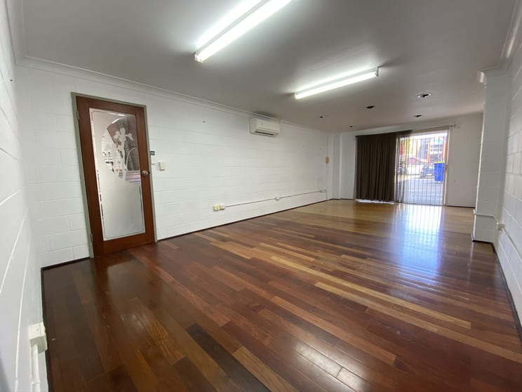 4/4 Hutchinson Street Burleigh Heads QLD 4220 - Image 1
