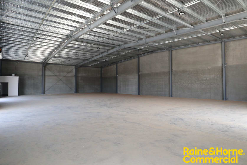 Click to view all images 2/26 Riedell Street Wagga Wagga NSW 2650 - Image 2