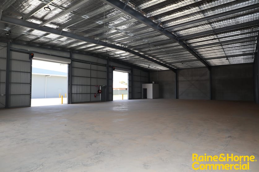 Click to view all images 2/26 Riedell Street Wagga Wagga NSW 2650 - Image 3