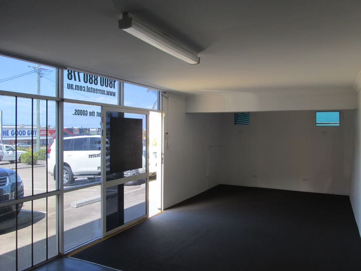 Click to view all images 3/109 Beach Road Pialba QLD 4655 - Image 3