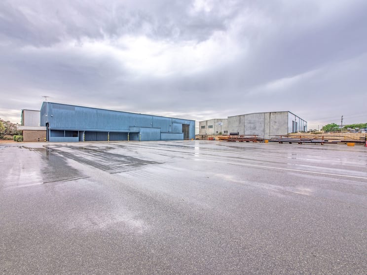 Click to view all images 58-60 Burlington Street Naval Base WA 6165 - Image 2