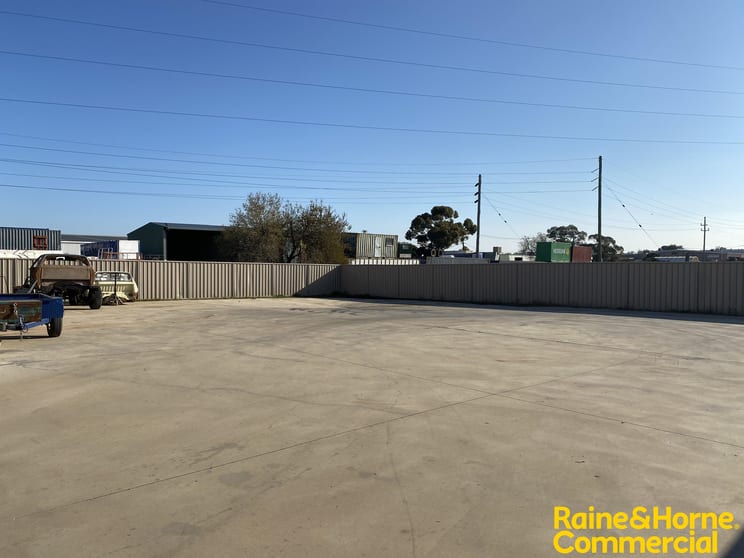 Click to view all images Unit 2/71 Copland Street Wagga Wagga NSW 2650 - Image 3