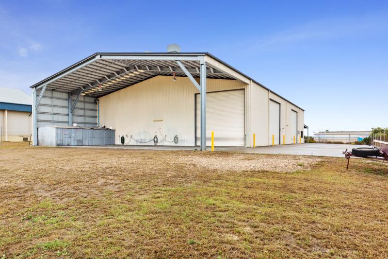 Click to view all images WHOLE OF PROPERTY/9 Werribee Street Kawana QLD 4701 - Image 3