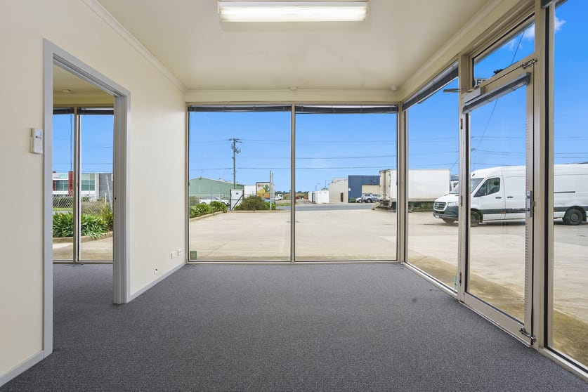 Click to view all images 4b/21 Leather Street Breakwater VIC 3219 - Image 2