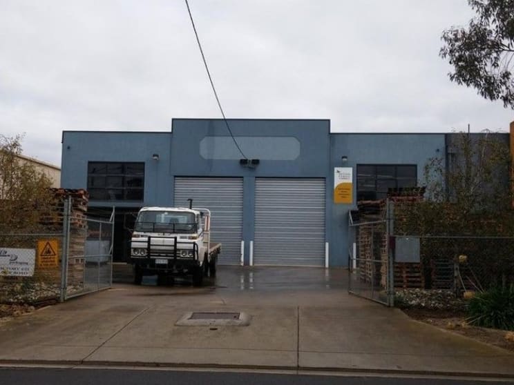 Click to view all images 2/25 Loop Rd Werribee VIC 3030 - Image 1