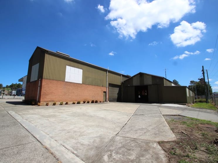Click to view all images 2/5 Glastonbury Avenue Unanderra NSW 2526 - Image 1