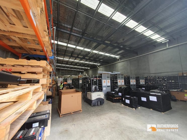 Click to view all images 3/180 Fairbairn Road Sunshine West VIC 3020 - Image 3