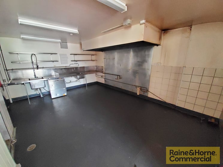 Click to view all images 3/33 Lisson Grove Wooloowin QLD 4030 - Image 2