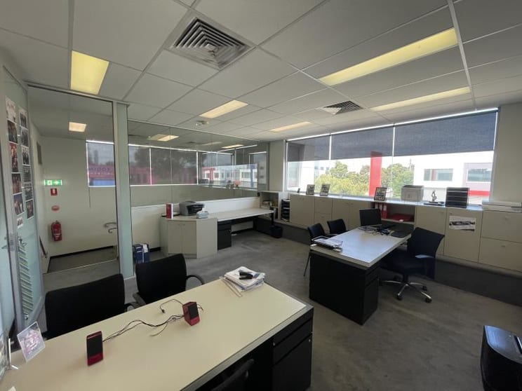 Click to view all images Unit 2/2/15 Thackray Rd Port Melbourne VIC 3207 - Image 2