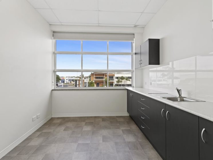 Click to view all images Level 1 Unit 5/8 Archer Street Rockhampton City QLD 4700 - Image 3