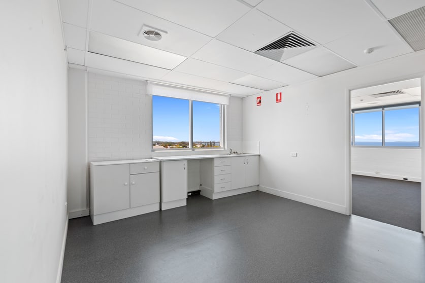 Click to view all images 303/182 Bay Terrace Wynnum QLD 4178 - Image 3