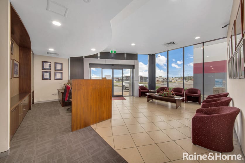 Click to view all images 106 Hanson Road Gladstone Central QLD 4680 - Image 3