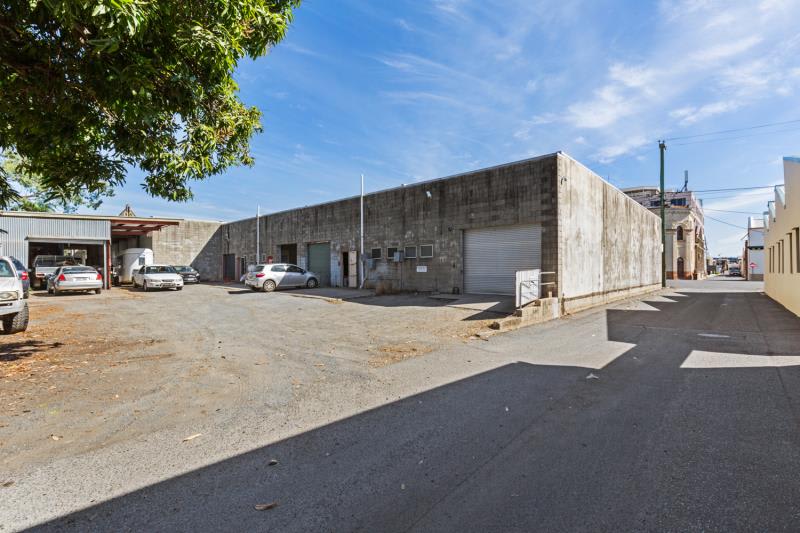 Click to view all images Unit 2/2/7 Derby Street Rockhampton City QLD 4700 - Image 2