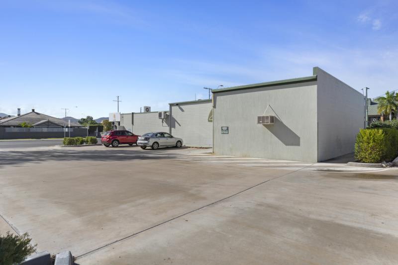 Click to view all images WHOLE OF PROPERTY/2/122 Campbell Street Rockhampton City QLD 4700 - Image 3