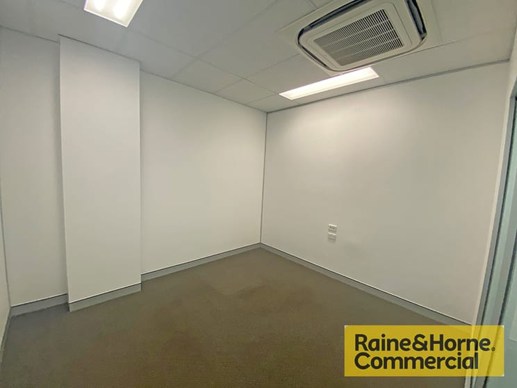 Click to view all images 2/153 Racecourse Road Ascot QLD 4007 - Image 3
