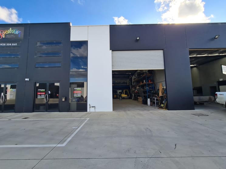 Click to view all images 4/7 Sharnet Circuit Pakenham VIC 3810 - Image 1