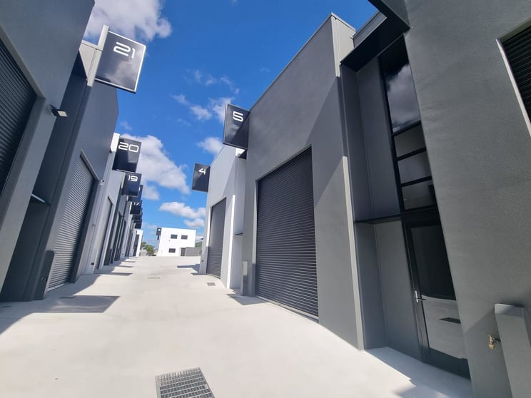 Click to view all images 4/2 Case Street Southport QLD 4215 - Image 3