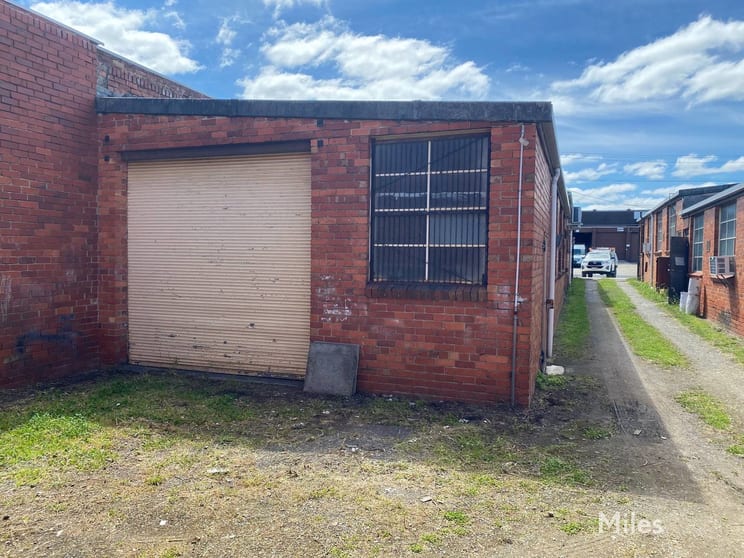 Click to view all images 4/33 Korong Road Heidelberg West VIC 3081 - Image 2