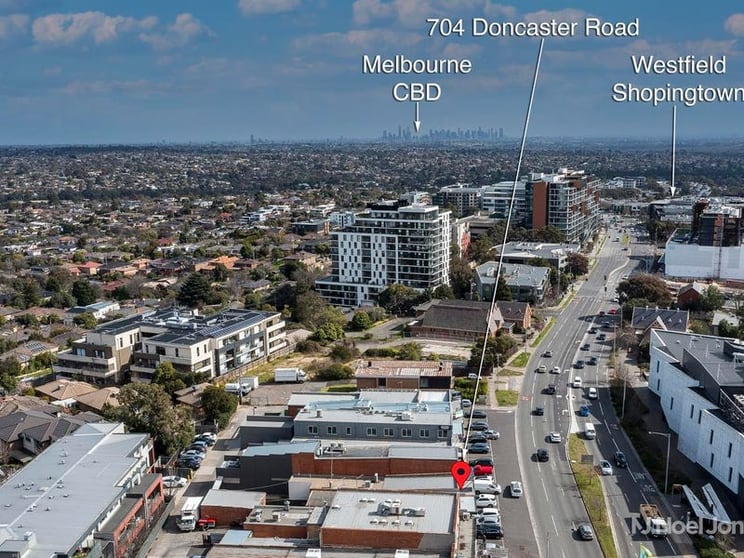 Click to view all images 704 Doncaster Road Doncaster VIC 3108 - Image 3