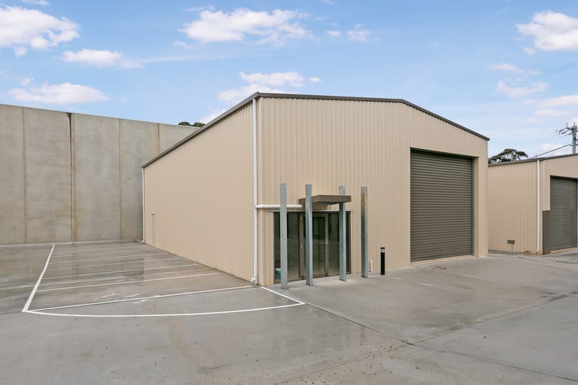Click to view all images 2/4 Schoder Street Strathdale VIC 3550 - Image 3