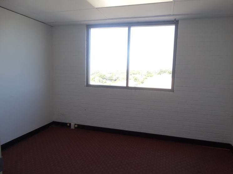 Click to view all images 404/182 Bay Terrace Wynnum QLD 4178 - Image 3