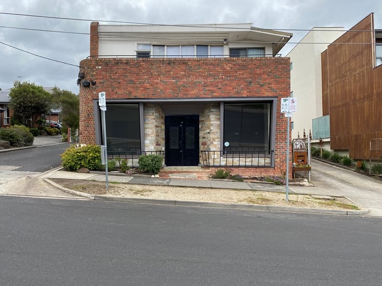 Click to view all images 10 Binns Street Montmorency VIC 3094 - Image 2