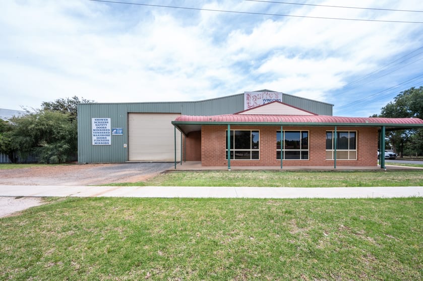 Click to view all images 4 East Avenue Yenda NSW 2681 - Image 3