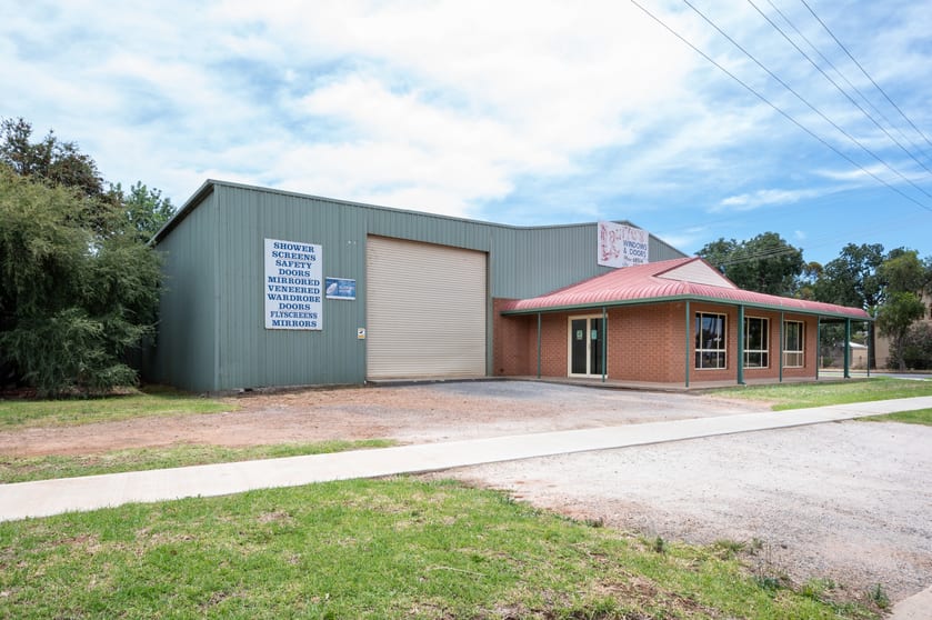 Click to view all images 4 East Avenue Yenda NSW 2681 - Image 2