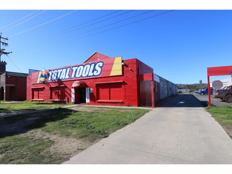 Click to view all images 10 Dobney Avenue Wagga Wagga NSW 2650 - Image 1