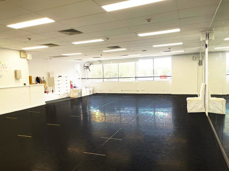 Click to view all images 32 Dundas Court Phillip ACT 2606 - Image 2