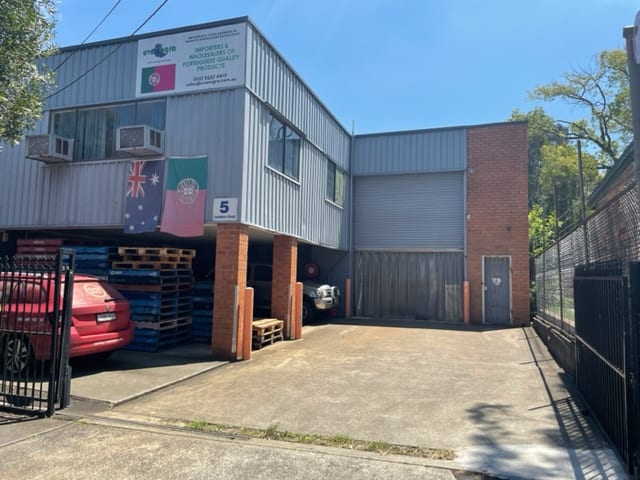 Click to view all images 5 Smidmore Street Marrickville NSW 2204 - Image 2