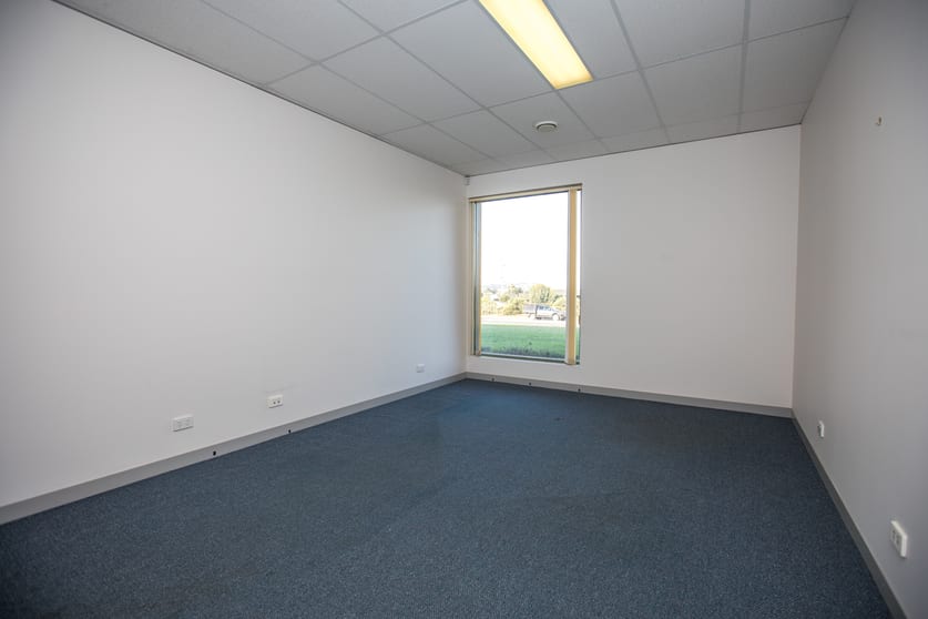 Click to view all images 5/1 Clifton Drive Bacchus Marsh VIC 3340 - Image 2