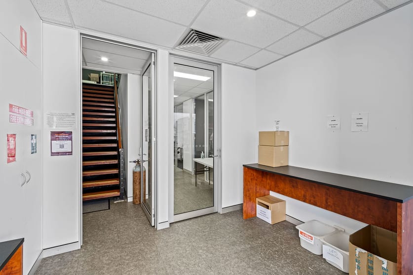 Click to view all images 2/160 Lytton Road Morningside QLD 4170 - Image 3