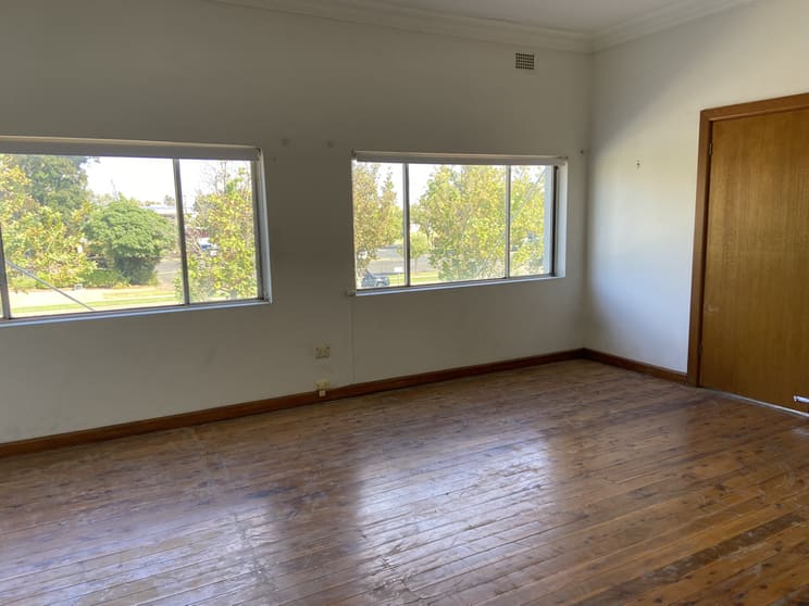 Click to view all images 2/109 Banna Ave Griffith NSW 2680 - Image 3