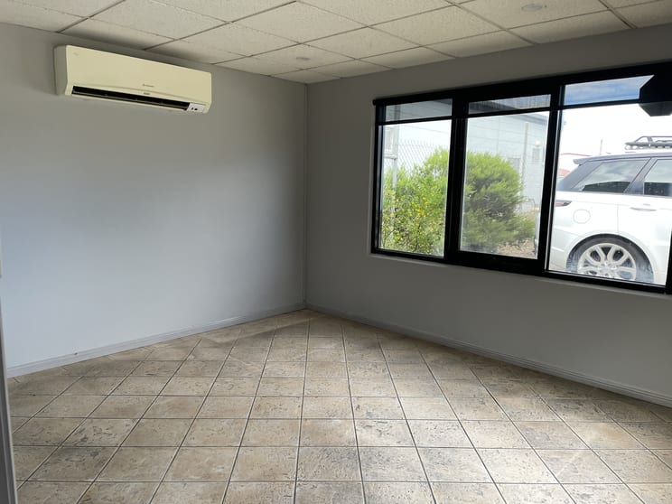 Click to view all images 3/12 Norton Drive Melton VIC 3337 - Image 3