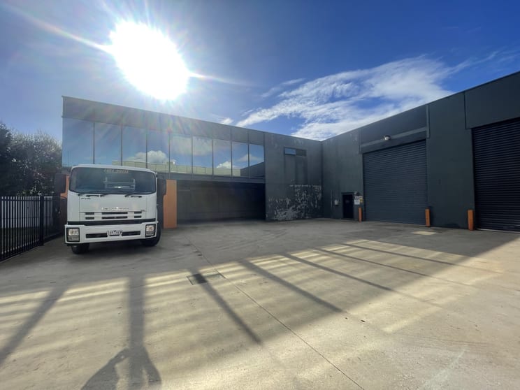 Click to view all images 2/33 Graham Crt Hoppers Crossing VIC 3029 - Image 3