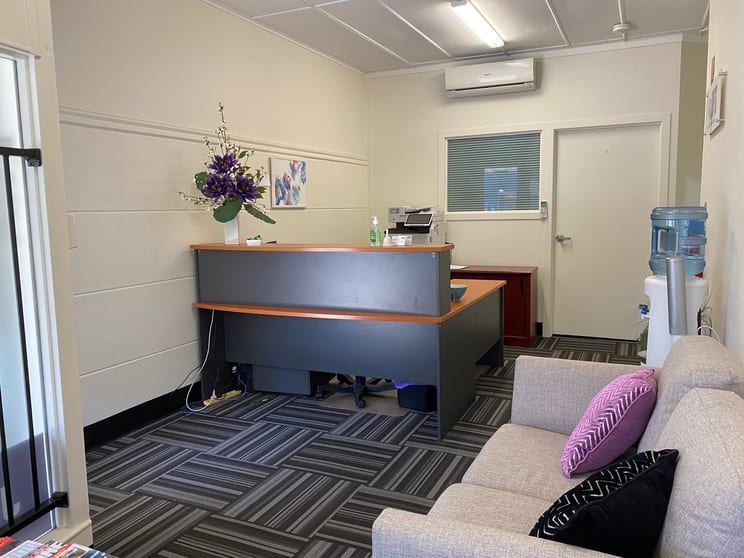 Click to view all images 80 Florence Street Wynnum QLD 4178 - Image 2