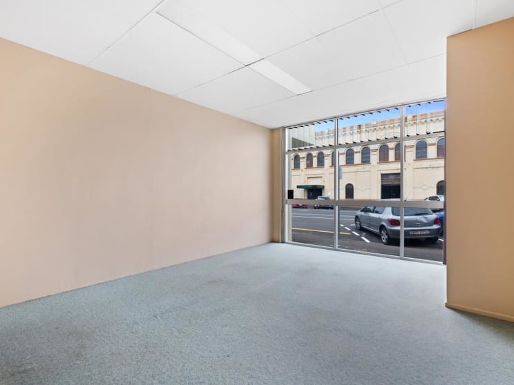 Click to view all images Unit 2/2/7 Derby Street Rockhampton City QLD 4700 - Image 2