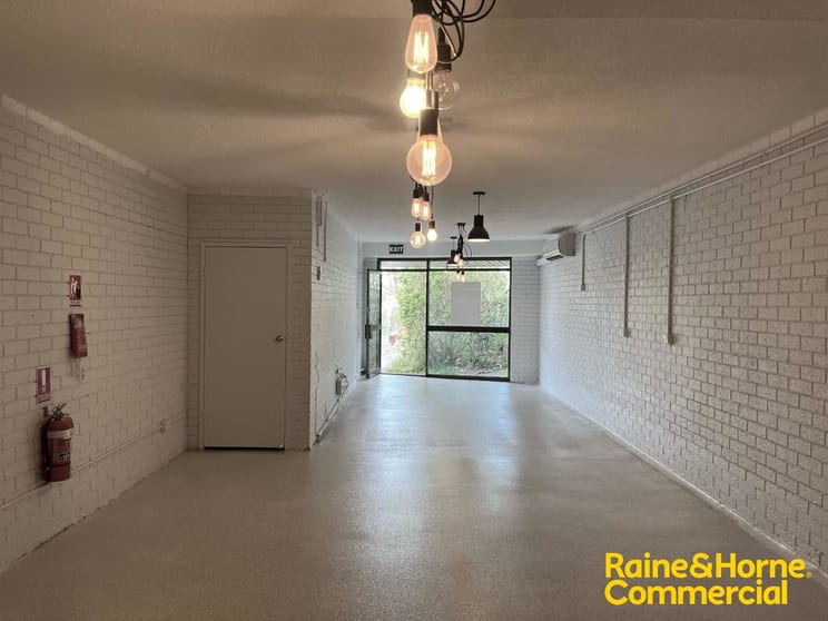 Click to view all images 3/41 Brisbane Water Drive Point Clare NSW 2250 - Image 2
