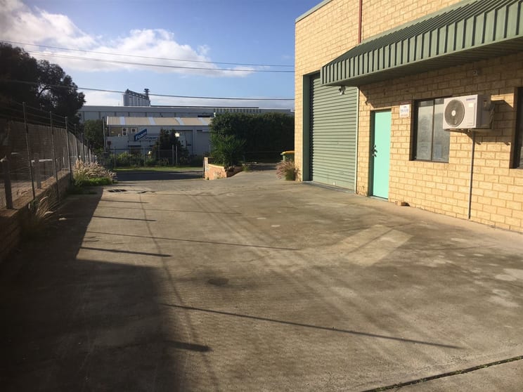 Click to view all images 4/11 Dobra Road Yangebup WA 6164 - Image 2