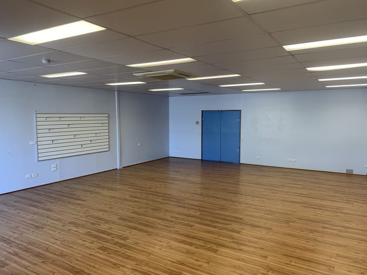 Click to view all images 2/156 Aumuller Street Bungalow QLD 4870 - Image 3