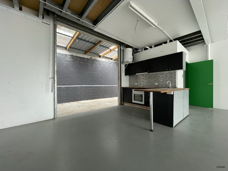 Click to view all images 5/14 Fremantle Street Burleigh Heads QLD 4220 - Image 3